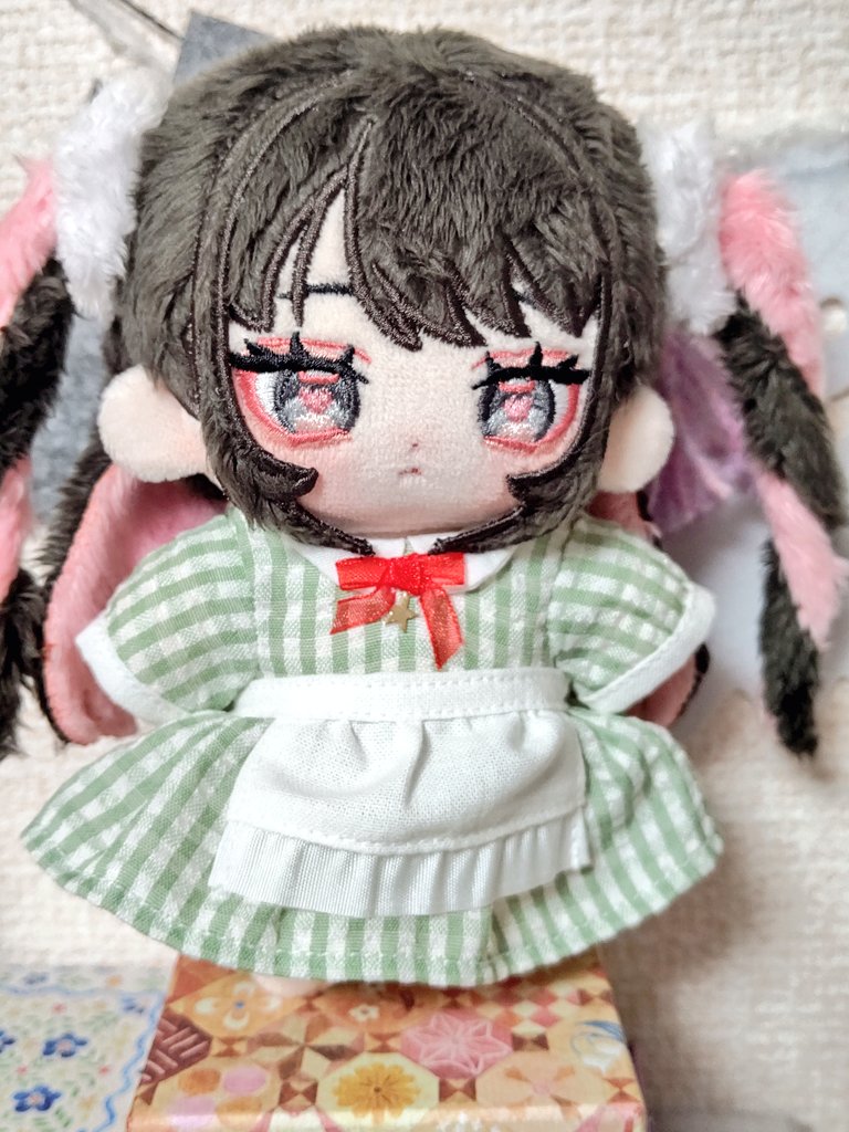 m_iya_o's tweet photo. 初無ぬいのももいりあちゃんをお迎えしました。ハーフツインにぴんくのインナーカラーにおめめハート、私の好きが詰まりすぎててびっくりしたのです。とても可愛い。髪をうまく整えてあげられないのでもっと精進したいです。
クリームソーダカラーのお洋服も可愛いです。
#nuieruko #平日屋 https://t.co/Mvr5zrJROs