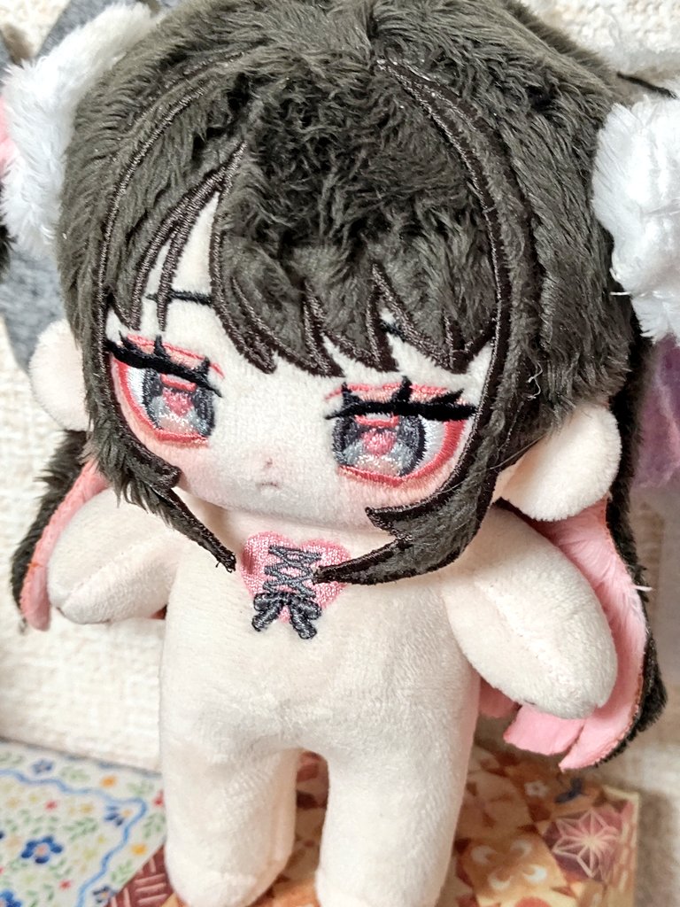 m_iya_o's tweet photo. 初無ぬいのももいりあちゃんをお迎えしました。ハーフツインにぴんくのインナーカラーにおめめハート、私の好きが詰まりすぎててびっくりしたのです。とても可愛い。髪をうまく整えてあげられないのでもっと精進したいです。
クリームソーダカラーのお洋服も可愛いです。
#nuieruko #平日屋 https://t.co/Mvr5zrJROs