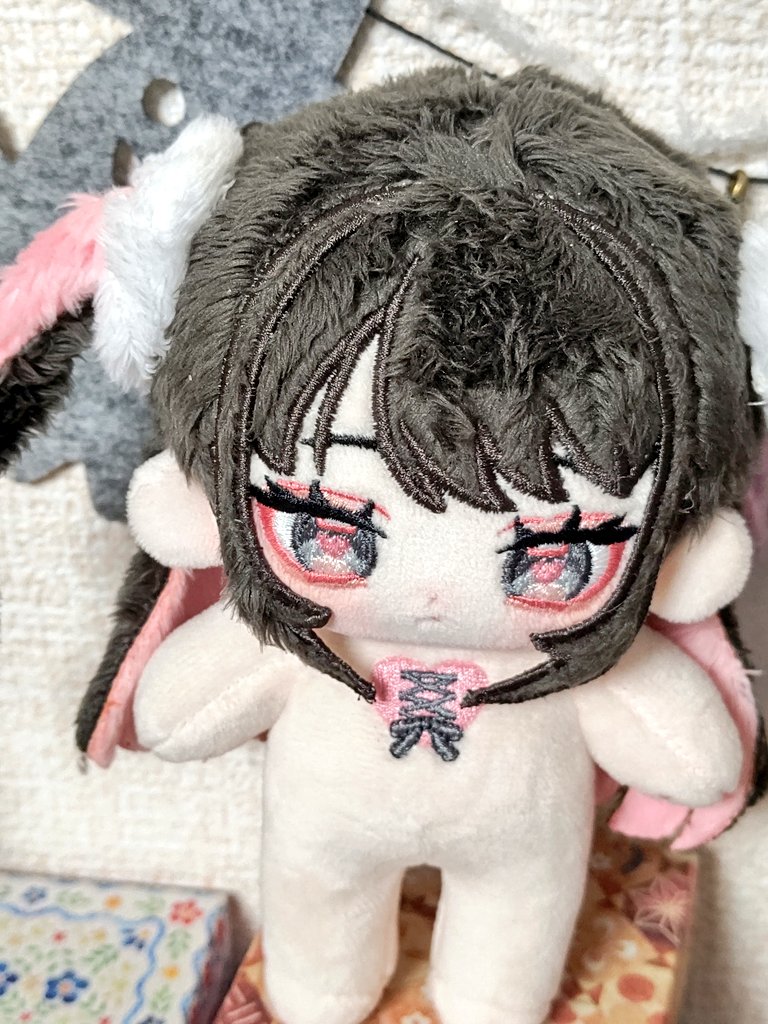 m_iya_o's tweet photo. 初無ぬいのももいりあちゃんをお迎えしました。ハーフツインにぴんくのインナーカラーにおめめハート、私の好きが詰まりすぎててびっくりしたのです。とても可愛い。髪をうまく整えてあげられないのでもっと精進したいです。
クリームソーダカラーのお洋服も可愛いです。
#nuieruko #平日屋 https://t.co/Mvr5zrJROs