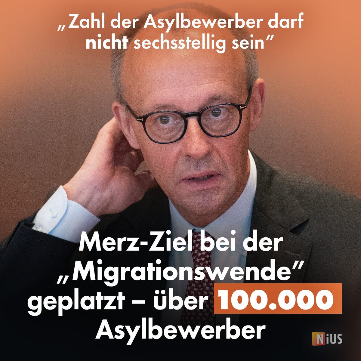 Erst im April erklärte Merz im Gespräch mit Caren Miosga, dass die Zahl der Flüchtlinge „nicht sechsstellig sein“ dürfe. Seine eigene Vorgabe konnte der Kanzler nicht einhalten. 
nius.de/politik/news/z…