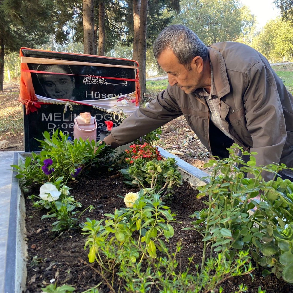 ♦️Hayatını kaybeden kızının mezarına diktiği çiçeklerin defalarca çalındığını söyleyen baba Hüseyin Oğuz:

“Ben dikiyorum, onlar çalıyor. Her seferinde ciğerim parçalanıyor.

Ne kadar çiçek istiyorlarsa alayım, yeter ki mezarın üzerindekileri çalmasınlar”