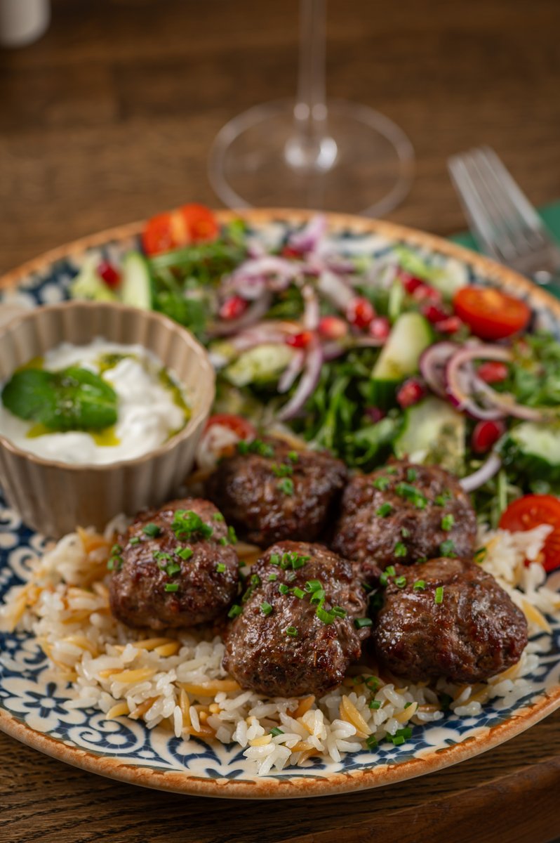 MykonosVictoria's tweet image. Juicy grilled meatballs, fragrant rice, and a fresh Mediterranean salad classic comfort with a Mykonoss touch. Simple, satisfying, and full of flavour.
#MykonossVictoria #GreekCuisine #MediterraneanFlavours #VictoriaLondon