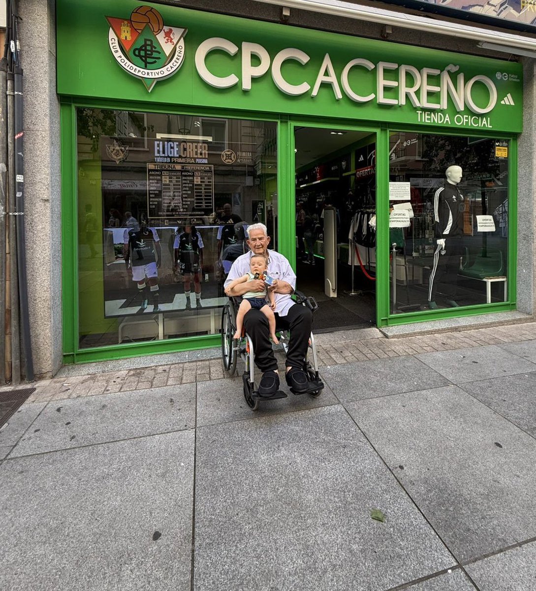 CPCacerenoSAD's tweet image. ⚫️ Desde el CP Cacereño queremos trasladar nuestro más sentido pésame a familiares y amigos de Juan Mostazo Giraldo, abonado nº 1 de nuestro club.

Te estamos muy agradecido por tu amor incondicional al #CPC durante tantos años y el legado que dejas 💚

Descanse en paz.