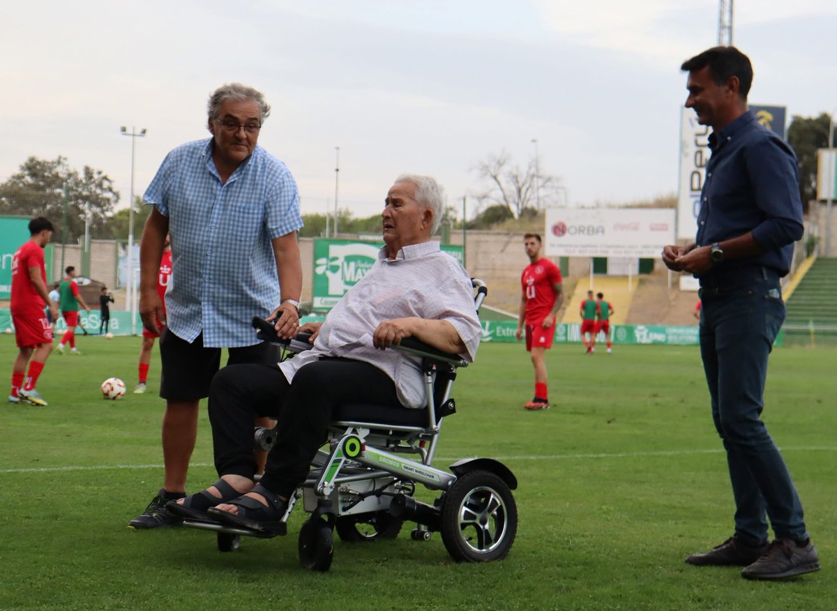 CPCacerenoSAD's tweet image. ⚫️ Desde el CP Cacereño queremos trasladar nuestro más sentido pésame a familiares y amigos de Juan Mostazo Giraldo, abonado nº 1 de nuestro club.

Te estamos muy agradecido por tu amor incondicional al #CPC durante tantos años y el legado que dejas 💚

Descanse en paz.