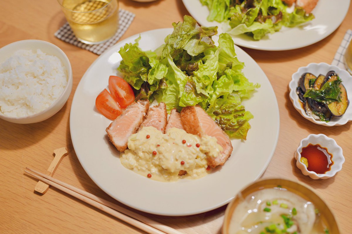 3_sheep__'s tweet photo. 春に結婚して秋に写真を撮るまで、低糖質低カロリーな食事を続けてたから、今は食べたいものや作りたいものを毎日好きなように作って食べられる幸せをいっそう噛み締めている。この前はじめて作ってみたサーモンのレアカツ、美味しかった😋 https://t.co/DhxWNbgU5J