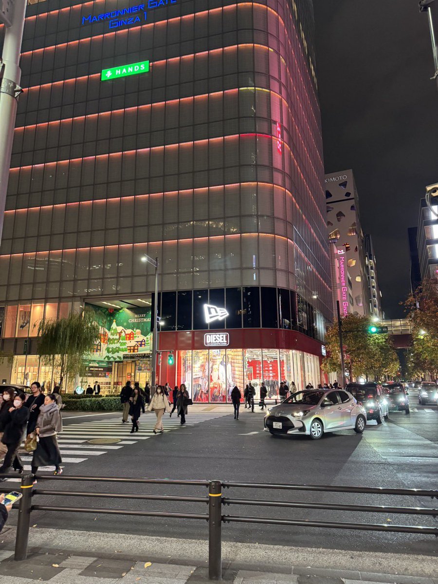 asari_large's tweet image. 会社帰りの娘も銀座のNEW ERAに寄ってくれました😅
しかし残念ながら、すでに完売で売り場のコーナーすらなかったようです😢
現場からは以上です🙇