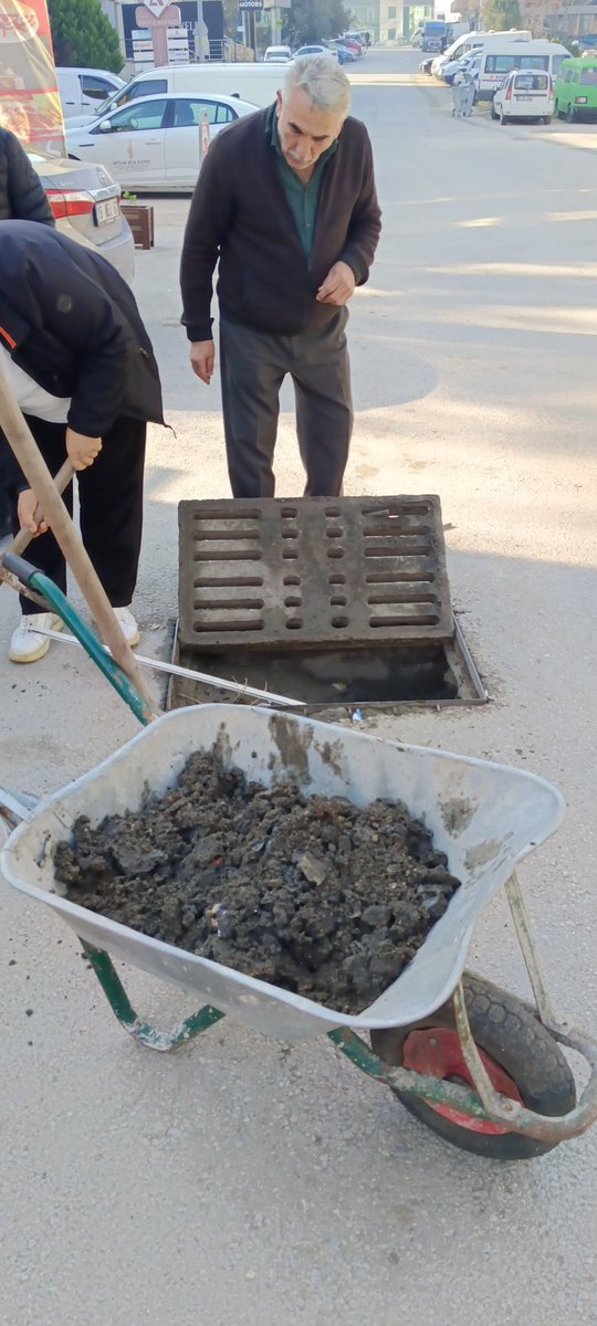 YKaburtu's tweet photo. #bursabueyueksehirbelediyesi 
#buski 
#mustafabozbey
#niluferbeledlyesi 

Kanalizasyona beton atıp glderi kapatan nasıl bir mantık olabilir, yagmurda çocuklar su birikintisinden okullara gidemiyor https://t.co/5cxVNY7AZu