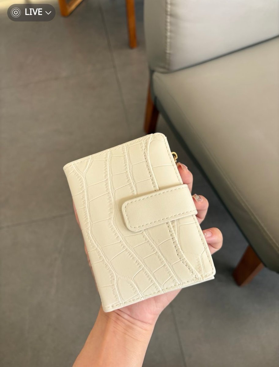 1950est's tweet photo. minimalist wallet girls, this one’s for us

a threads https://t.co/PabyGLAFNw
