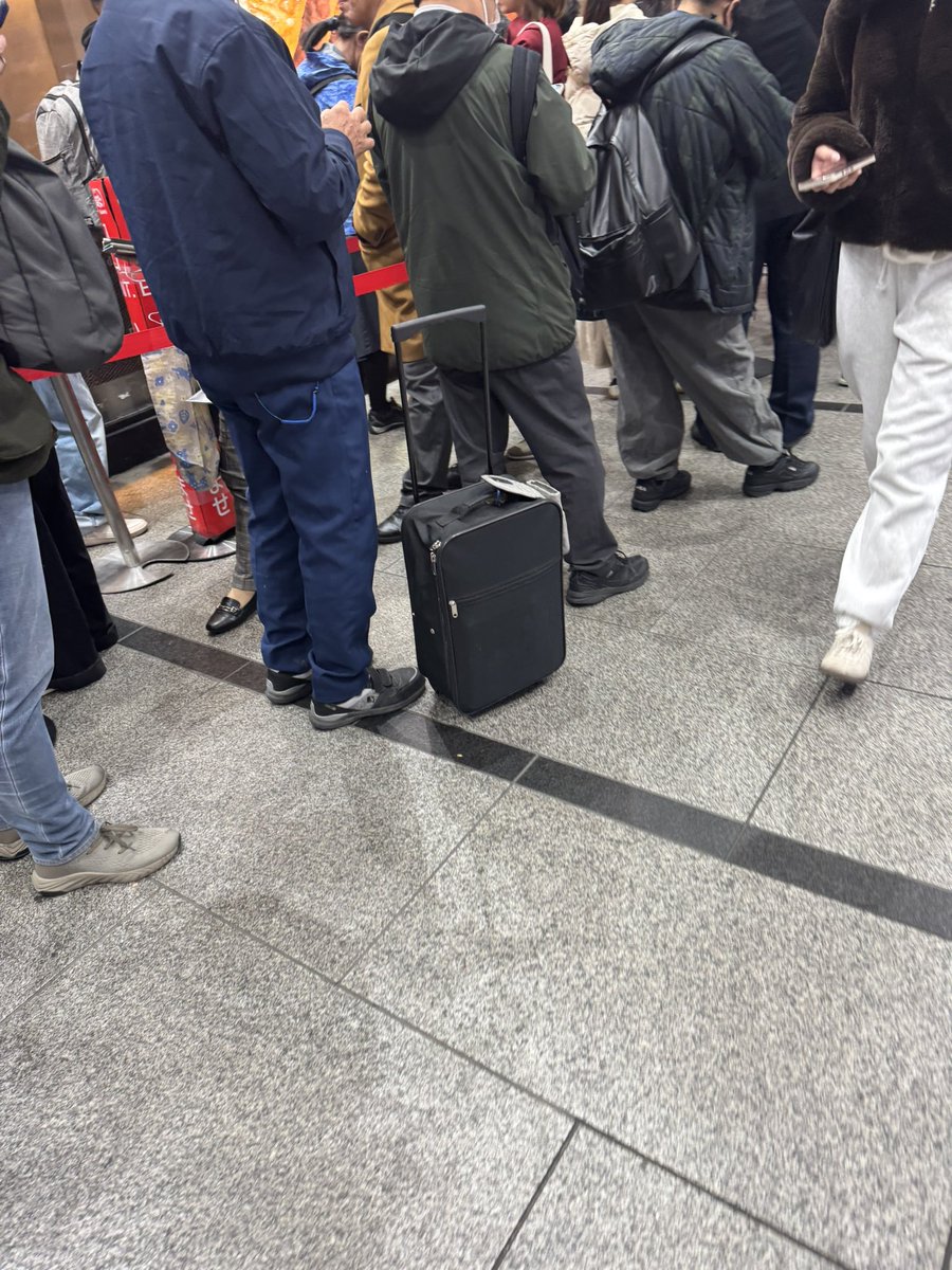 銀だこ390円セールは人がヤバすぎん😂
３０人近く並んでるぅぅぅ😂