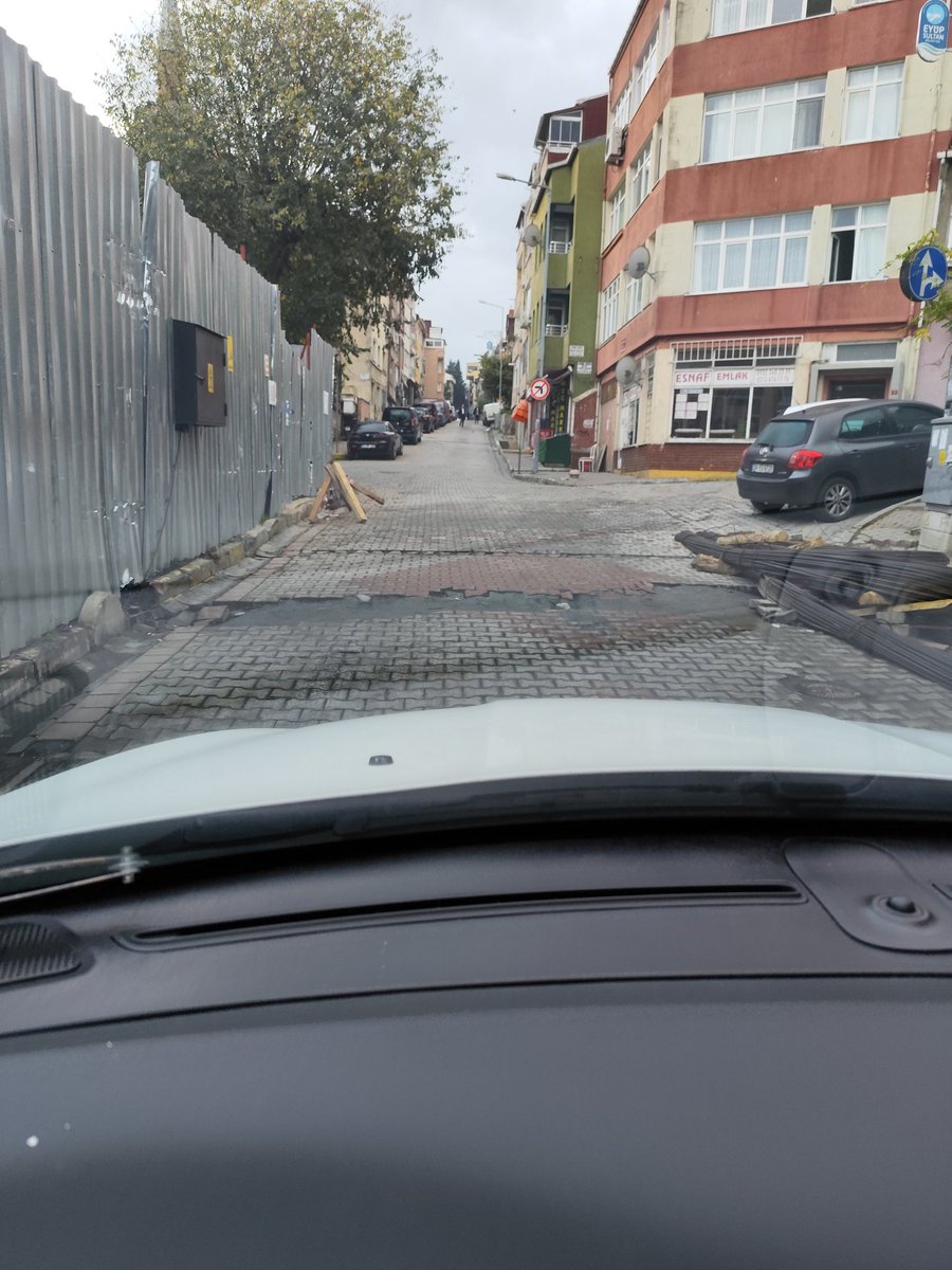 varsova's tweet photo. @eyupbelediyesi merhaba, nişancı mahallesinde inşaatlari için yolu kazıp kablo geçirmişler , haftalardır araçlarımız o çukura düşüyor. Benim lastiğim yarıldı. Gerçekten yollar içler acısı hale gelmiş. Zaten altyapı çalışması yüzünden evlerimize zor gider olduk. Bilginize https://t.co/iiZvTCro6g