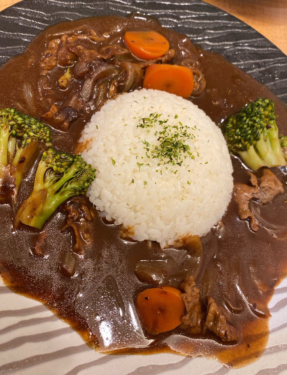 ハッシュドビーフを作ってみた🍛

そういえば昔 友達とCoCo壱へ行った時にハッシュドビーフ頼んで驚かれたことがあったな〜

｢カレー屋さんでハッシュドビーフ！？｣って。

ハッシュドビーフ好きなんだ〜〜♥️
同じ人いる？？