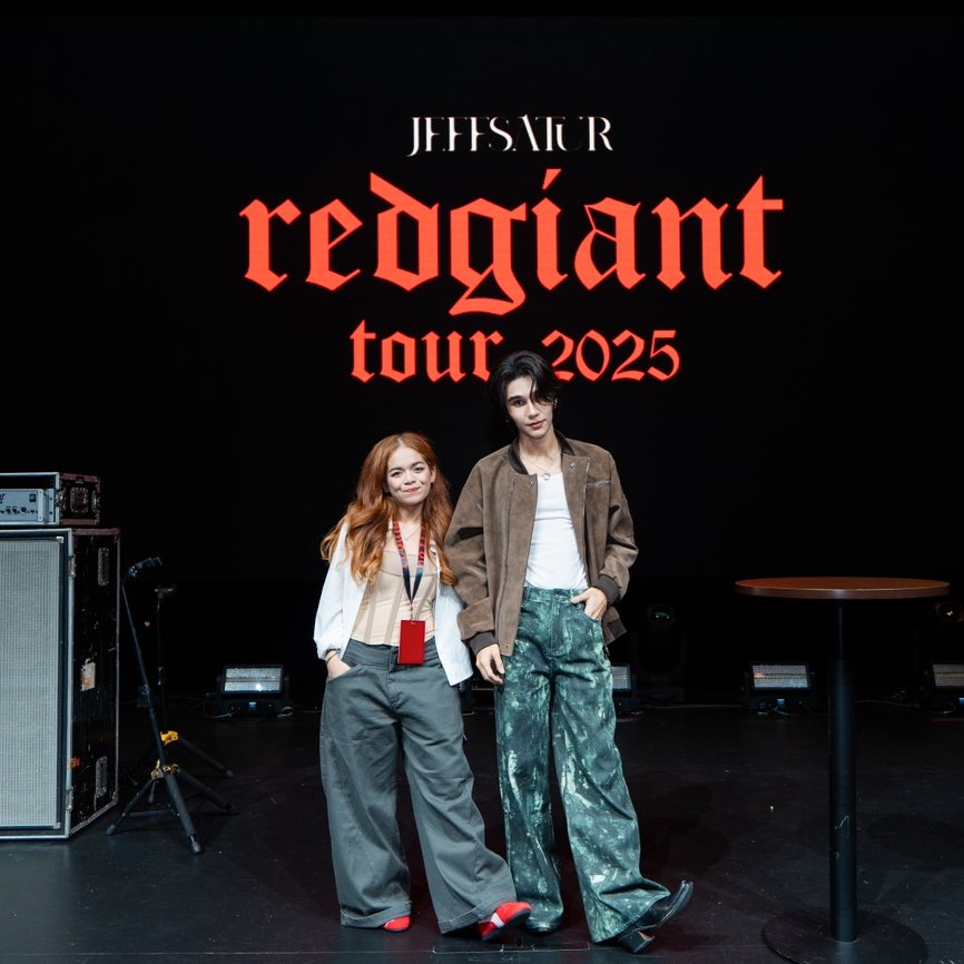 lluvemp2j's tweet photo. oh. so are we cute, captain? πͺ @jeffsatur
#JeffSatur #JeffSaturRedGiantTour2025
#JeffSaturInKL #RedGiantInKL https://t.co/5CQ3YIfE2p