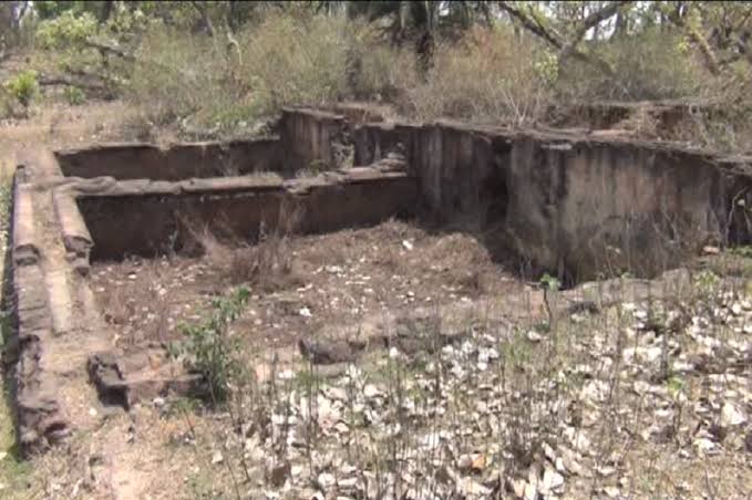 ureshian's tweet image. 🌑👁️ डुमका के खंडहर — झारखंड का सबसे खौफनाक अनसुलझा डरावना रहस्य 😨🕯️

झारखंड के घने, सुनसान जंगलों के बीच बसे ये प्राचीन खंडहर रात होते ही किसी दूसरी ही दुनिया में बदल जाते हैं

🌫️🌬️ स्थानीय लोगों का दावा है कि यहाँ आधी रात को टूटी दीवारों के बीच किसी के तेज़ कदमों की आहट गूंजती…