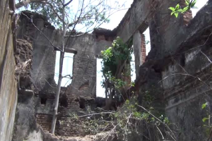 ureshian's tweet image. 🌑👁️ डुमका के खंडहर — झारखंड का सबसे खौफनाक अनसुलझा डरावना रहस्य 😨🕯️

झारखंड के घने, सुनसान जंगलों के बीच बसे ये प्राचीन खंडहर रात होते ही किसी दूसरी ही दुनिया में बदल जाते हैं

🌫️🌬️ स्थानीय लोगों का दावा है कि यहाँ आधी रात को टूटी दीवारों के बीच किसी के तेज़ कदमों की आहट गूंजती…