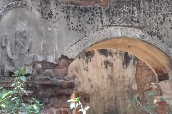 ureshian's tweet image. 🌑👁️ डुमका के खंडहर — झारखंड का सबसे खौफनाक अनसुलझा डरावना रहस्य 😨🕯️

झारखंड के घने, सुनसान जंगलों के बीच बसे ये प्राचीन खंडहर रात होते ही किसी दूसरी ही दुनिया में बदल जाते हैं

🌫️🌬️ स्थानीय लोगों का दावा है कि यहाँ आधी रात को टूटी दीवारों के बीच किसी के तेज़ कदमों की आहट गूंजती…