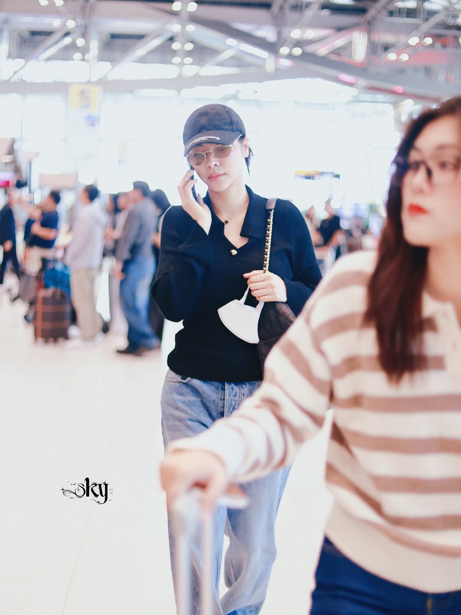 fayebrasilofc's tweet image. AeroFaye ON! ✈️💛

Faye já partiu de Bangkok rumo à Arábia Saudita para brilhar no Red Sea International Film Festival. 

Linda 😍

📷 Sky via X

FAYE DAZZLING DEC3
#FayePeraya 
#ฝ้ายพีรญา