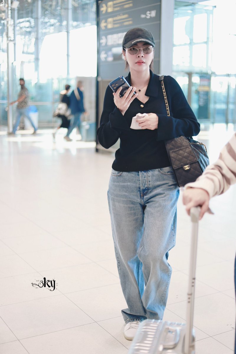 fayebrasilofc's tweet image. AeroFaye ON! ✈️💛

Faye já partiu de Bangkok rumo à Arábia Saudita para brilhar no Red Sea International Film Festival. 

Linda 😍

📷 Sky via X

FAYE DAZZLING DEC3
#FayePeraya 
#ฝ้ายพีรญา