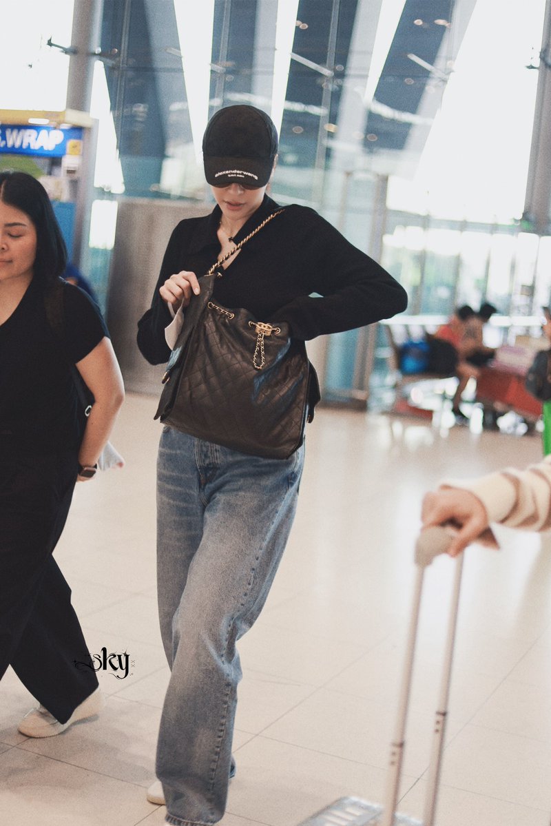 fayebrasilofc's tweet image. AeroFaye ON! ✈️💛

Faye já partiu de Bangkok rumo à Arábia Saudita para brilhar no Red Sea International Film Festival. 

Linda 😍

📷 Sky via X

FAYE DAZZLING DEC3
#FayePeraya 
#ฝ้ายพีรญา