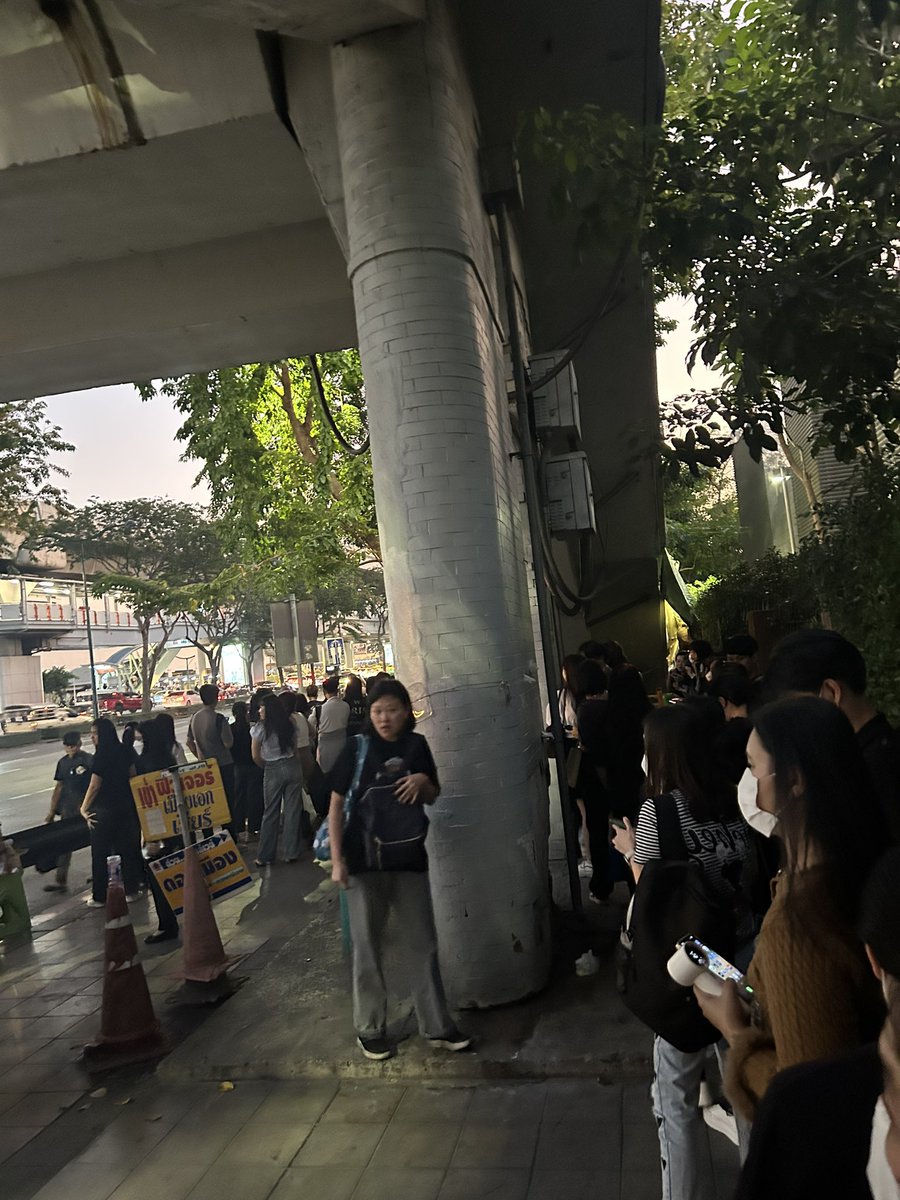 ZiFenShangshen's tweet photo. คือ MRT อ่ะ มันส่งเมสเสจนี้มาว่ากูก็นึกว่าเกิดเหตุขัดข้อง ตัวกูไม่มีปัญหาไงอีสัส สรุปใครที่จะไปเตาปูนคือไป ปกติไม่ได้ มึงต้องไปอ้อมทางท่าพระแทน

แล้วแม่งไม่มีพนักงานแจ้งหน้างาน หน้าที่ติ๊ดบัตร กูรับรู้ตอนต่อแถวแบ้วมีประกาศ

แล้วคนที่เป็นเหรียญก็ดีสิ ไปแลกคืน แต่กูติ๊ดบัตรแล้วออกอ่ะ โดรไปแล้ว 17 บาท แล้วอย่างน้อยๆ คนเดินออกพร้อมกูมีอีก 3-4 คน ไม่รู้ว่านอกจากรถเสียแล้วยังได้ตังค์ฟรีอีกตั้งเท่าไหร่ สบายเลยมึงอ่ะ

แถวรถตู้คนเป็นแสน ยาวเป็นกิโล กูจะถึงบ้านกี่โมงอีสัส