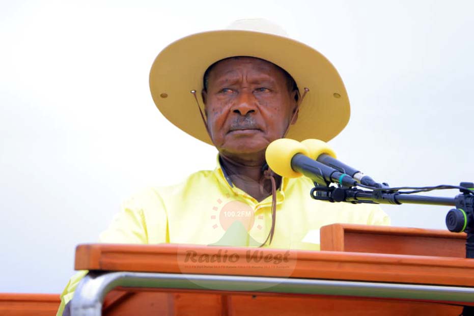 radiowestug's tweet image. “Itwe abaheekyera; Otafiire naabimanya. Tukwata kamwe-kamwe. Titukwata bingi. 

Kamwe-kamwe nigwo muganda. 

N’ebi ebikozirwe nikwo twatwarize,” 
 
- H.E Museveni arikugamba ahabarikwenda kukora emirimo mingi omurundi gumwe.
 
#WestUpdates 
#UgandaDecides 
📸: SIMON PETER TUMWINE