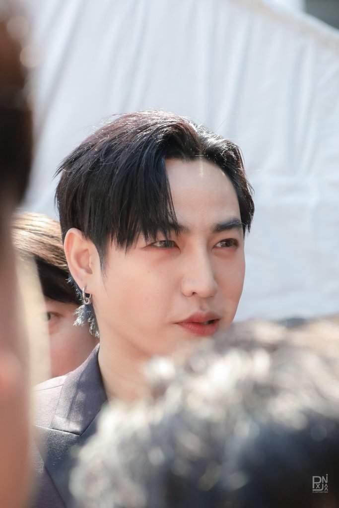 PLXNTogether's tweet photo. คือบับว่า หล่ออออออออ คิดถึงคนหล่ออออ

ตอนงาน japan expro 
กำลังรอเฮียอยู่ กอล์ฟกะไมค์เดินมา
เลยหวี๊ดว๊ายนิดนึง

เทอโผล่มาจากไหน...
แล้วอยู่ๆเฮียก็ตามหลังมา 

กดถ่ายไม่ทัน ตกใจอยู่ 😆
ได้มาแบบว๊าบๆ ทุกอย่างเกิดขึ้นไวมากกก
#PLxNTogetherPT https://t.co/BqU8VWyJgp