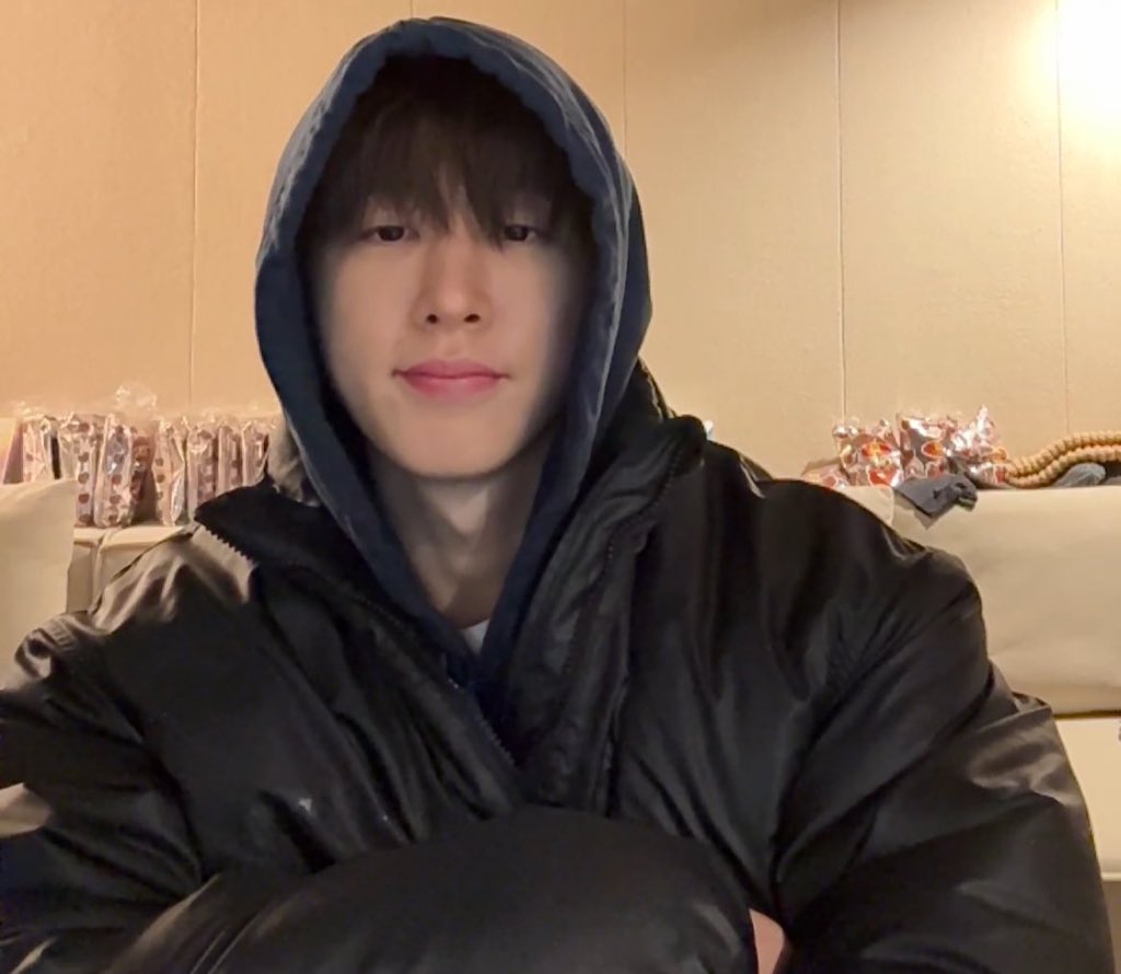 khbsource's tweet photo. hanbin is currently live on 🫧 https://t.co/RwHIv9Y3uX