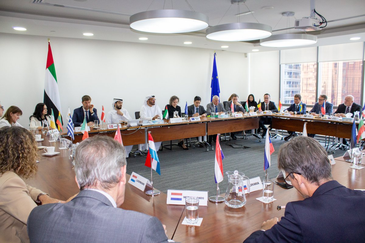 حضر معالي الدكتور أنور قرقاش، المستشار الدبلوماسي لرئيس دولة الإمارات،  اجتماع سفراء دول الاتحاد الأوروبي في مقر بعثة الاتحاد الأوروبي، حيث تم مناقشة سبل تعزيز العلاقات بين الاتحاد الأوروبي والإمارات 🇪🇺🇦🇪 والتعاون في جهود بناء السلام في المنطقة وحول العالم.