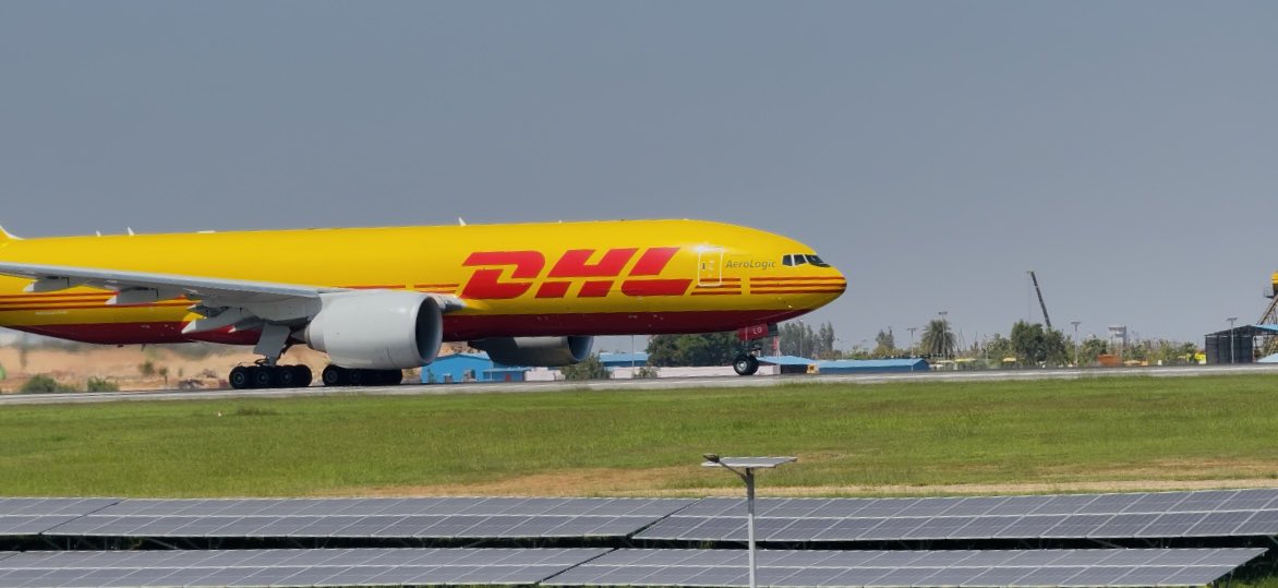 peelidM's tweet photo. @DHLGlobal looking beautiful at #bengaluruairport runway https://t.co/MympjHPz9A