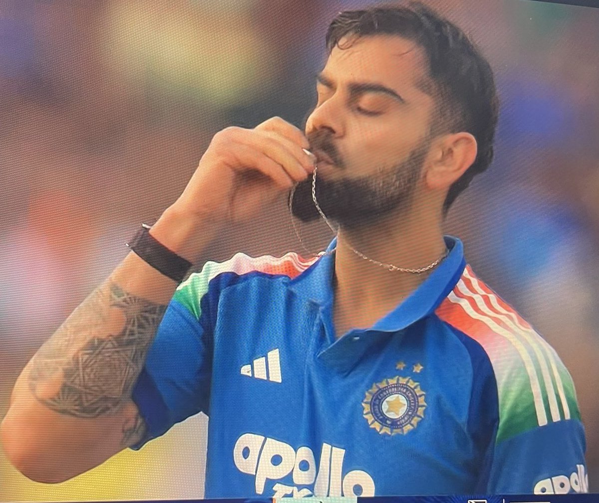 रांची से रायपुर तक कुछ भी नहीं बदला बस बदली है तो उनके आलोचकों की राय🔥

कमाल की निरंतरता है Virat kohli की, दो दिन पहले रांची में शतक लगाया

फिर वहां से फ्लाइट को पकड़कर रायपुर आते हैं, और जमकर प्रैक्टिस करते हैं और अगले दिन फिर शतक जड़ देते हैं। 

उनको कोई मतलब भी नहीं रहा कि