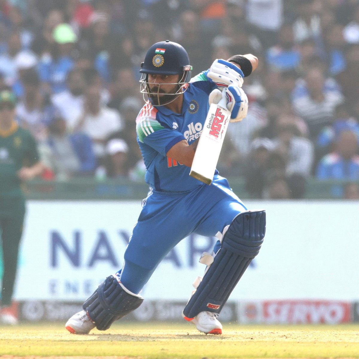 virendersehwag's tweet image. Virat Kohli ko 100 ka nasha hi alag hai. Hum log centuries gin rahe hote hain, woh bas routine ka kaam samajh ke kar deta hai.
Back-to-back 100‘s for the King. 53rd ODI hundred. Virat hai toh mumkin hai. A brilliant century from Ruturaj Gaikwad as well making batting look very…