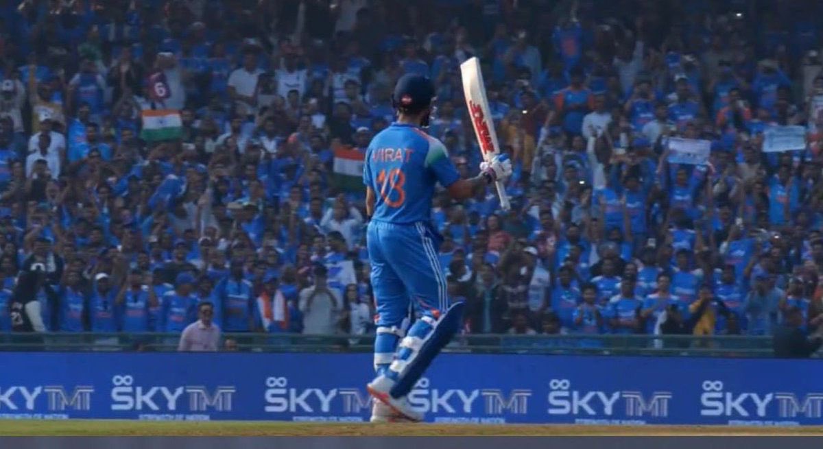 virendersehwag's tweet image. Virat Kohli ko 100 ka nasha hi alag hai. Hum log centuries gin rahe hote hain, woh bas routine ka kaam samajh ke kar deta hai.
Back-to-back 100‘s for the King. 53rd ODI hundred. Virat hai toh mumkin hai. A brilliant century from Ruturaj Gaikwad as well making batting look very…