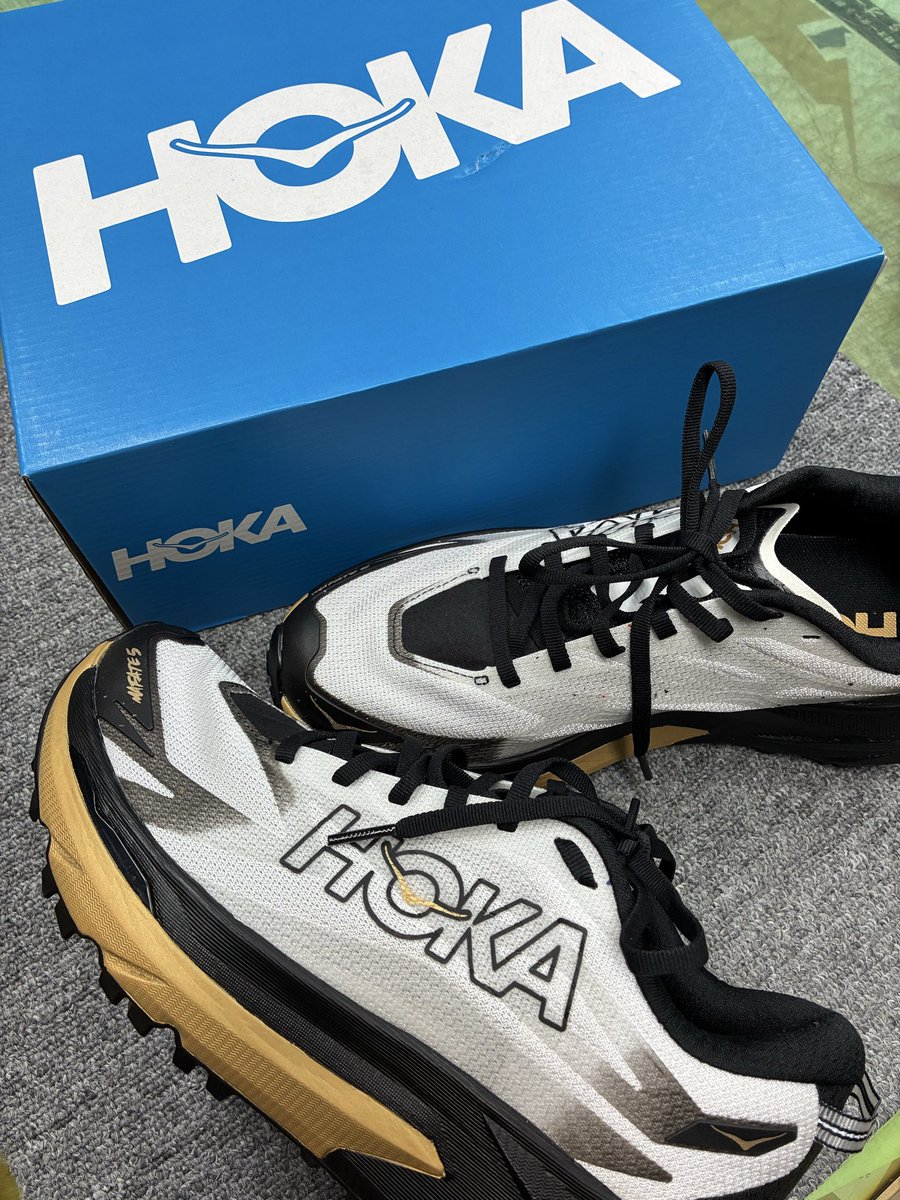 初HOKA MAFATE5
流れてきた広告みて
カラーとデザインに一目惚れして勢いで買った
いつも買ってるのより一万高い
いつものアシックスと同サイズにしたが
ゆとりが少ない。試着の段階でジャスト
一つ上にすべきだったか
距離踏んで浮腫んできてからが心配