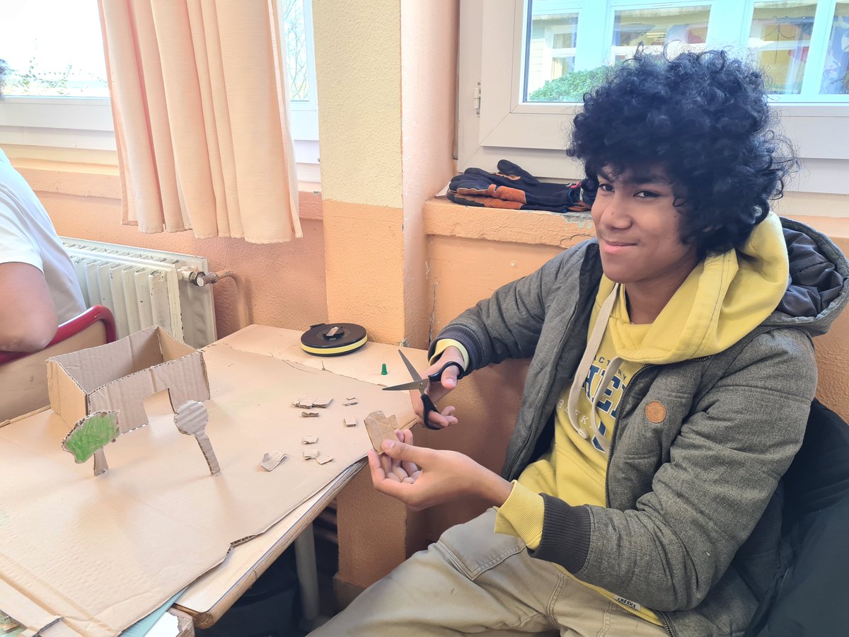 Work in progress pour la classe de #seconde GMNF👏en cours de matériaux.
Cabane en bois, maquette... des projets variés mais créatifs 😃

#ecoledusavoirvert #chep78 #lycee #lyceeprofessionnel #enseignement #education #etudes #enseignementagricole #agricole #laventureduvivant