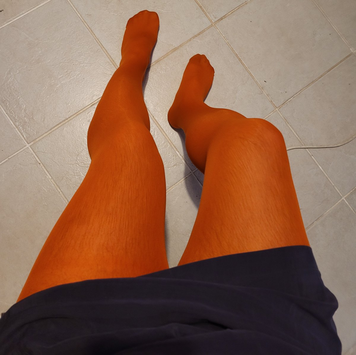 Turuncu çorabımla keyfim yerinde.