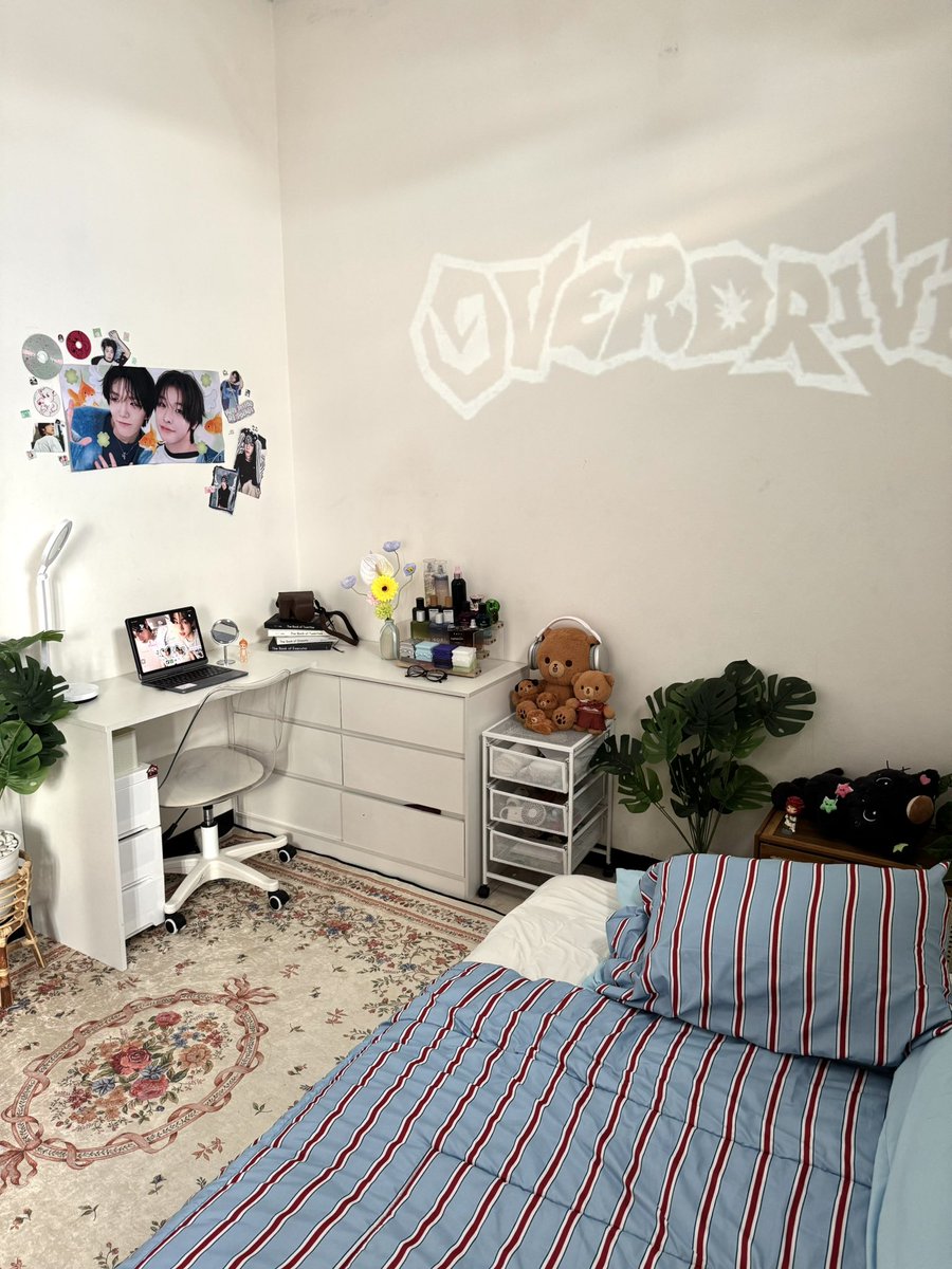 Decorating my “kosan” room 🛌

From this:                                      To this: