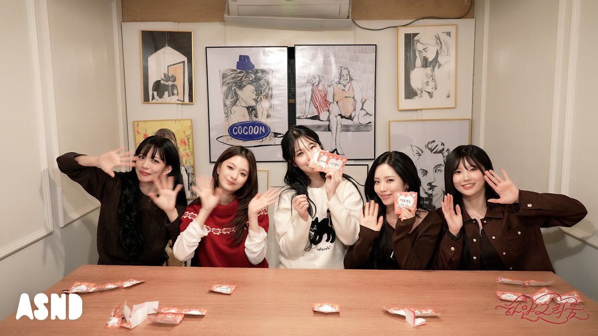 realfromis_9's tweet photo. [📺] 
fromis_9 (프로미스나인) 산타가 진짜 있다고?!ㅣ플로버 줄 선물 찾기🎁

🖇 https://t.co/Nqws1pDENm

#fromis_9 #프로미스나인 
#하얀그리움 https://t.co/TQxF24kc26