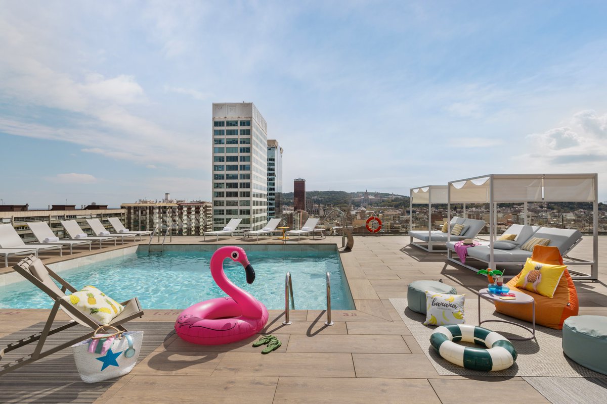 Hotels such as Mandarin Oriental, Alma Barcelona, Cotton House, and new openings like SLS Barcelona (471 rooms), METT (70 suites in a century-old building), or Moxy (for a young audience) breathe new life into luxury tourism in Barcelona 🌇 Gastronomy, art, history, and