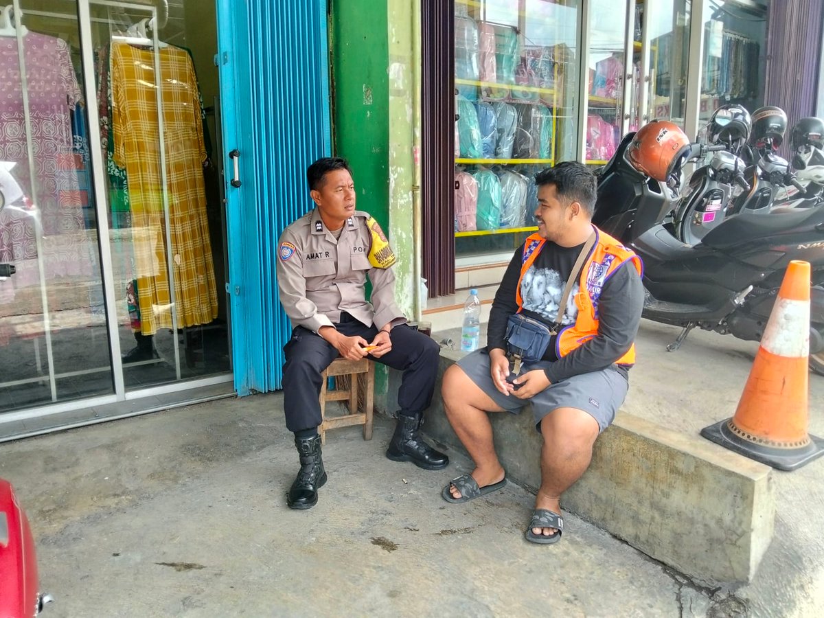 DirmanDirm97435's tweet photo. Bhabinkamtibmas Trirenggo Aiptu Amat Riyadi, S.H. melaksanakan sambang dan patroli di Toko Dwi Lestari Jedigan, Pasutan, Rabu (3/12/2025)
#Polri #Bantul #Binmas Kamtibmas Trirenggo https://t.co/Hf6hLT1rNe