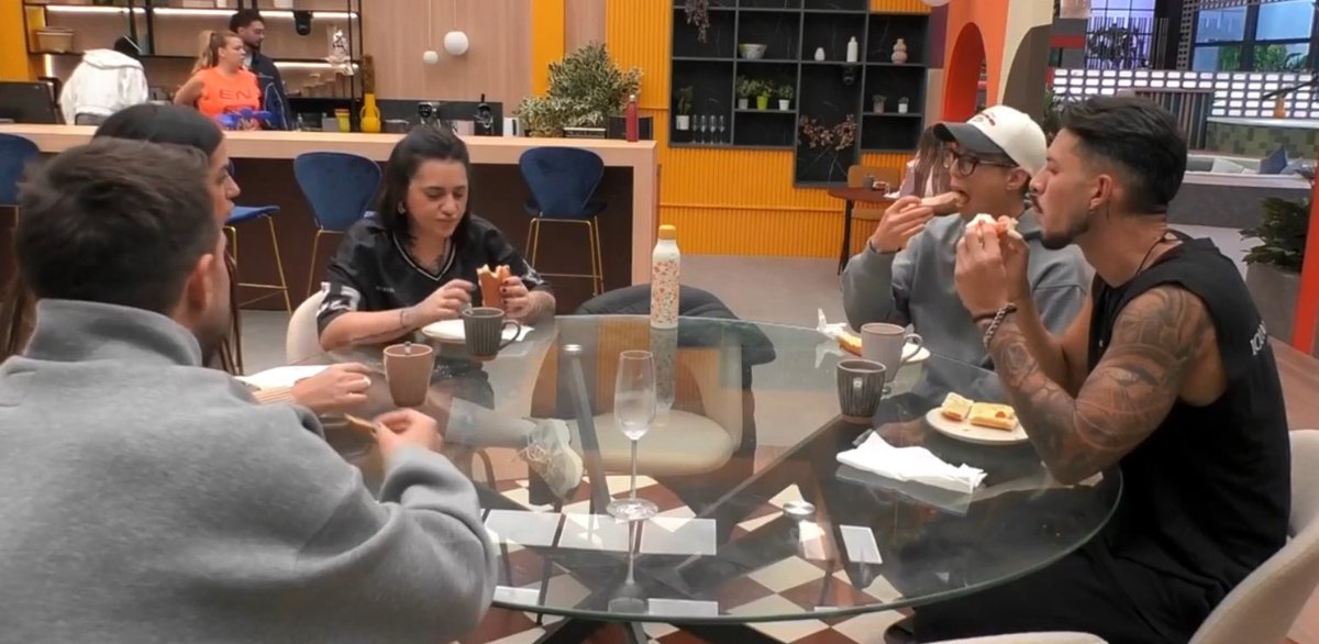 marceelasaizzz's tweet photo. Pueden estos cinco ir desfilando uno por uno a su casa?
#GH3D https://t.co/12HiPqkJqG