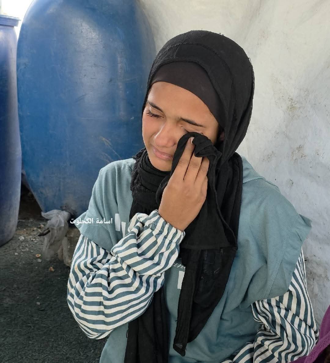 abn_gaza90's tweet image. وحيدة رهف تمسح دمعتها فهي الأن الأم والأب بعد ما اصابها اليتم الثنائي تعيل ٤ اطفال وهي امهم وابيهم بدون أن ينظر احد لها او يخفف من حرقة دمعها اصدر مشهد وطني للفقد وليس للفرح العجز والقهر يملىء قلوبنا فوطني أصبح وطن الأيتام لاغير💔