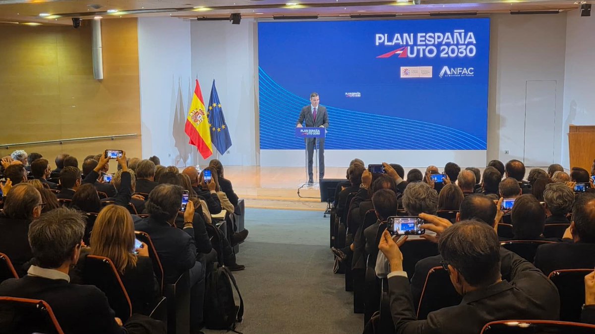 AnfacAutomovil's tweet photo. 🗣️“Hasta ahora, a través del Plan MOVES, se han movilizado 1.700M de euros. Y les anuncio que pondremos en marcha una nueva línea de ayudas para seguir incentivando la compra de vehículos eléctricos: el Plan Auto+, un plan dotado ya con 400M de euros en 2026 para ayudas directas a la compra".

"En esta ocasión, los fondos serán gestionados por el Gobierno central, y no por las comunidades autónomas, para garantizar una mayor agilidad.”

@sanchezcastejon, presidente del Gobierno, en el #PlanEspañaAuto2030