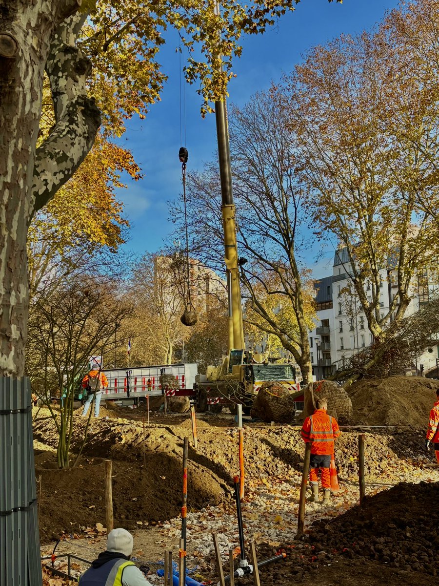 On se réveille un matin et on a une forêt en bas de chez soi ! 

Ici, place du Colonel Fabien. 

Avant : un rond point impossible à traverser. 

Demain : une zone piétonne de 1000 mètres carrés et 1800 mètres carrés végétalisés. 

Qui dit mieux ?