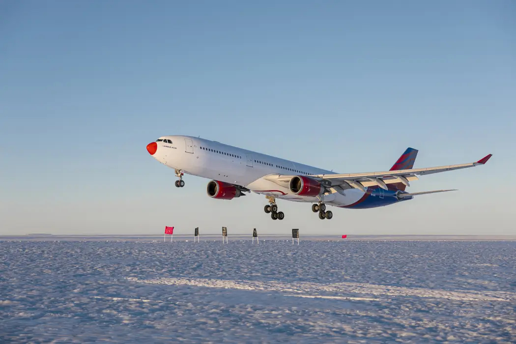Een Airbus A330-302 van de Portugese chartermaatschappij Hi Fly is maandag (1 december) om 23:59 uur lokale tijd geland op de blauwe landingsbaan van Wolf's Fang op Antarctica.  shorturl.at/ZBUgU