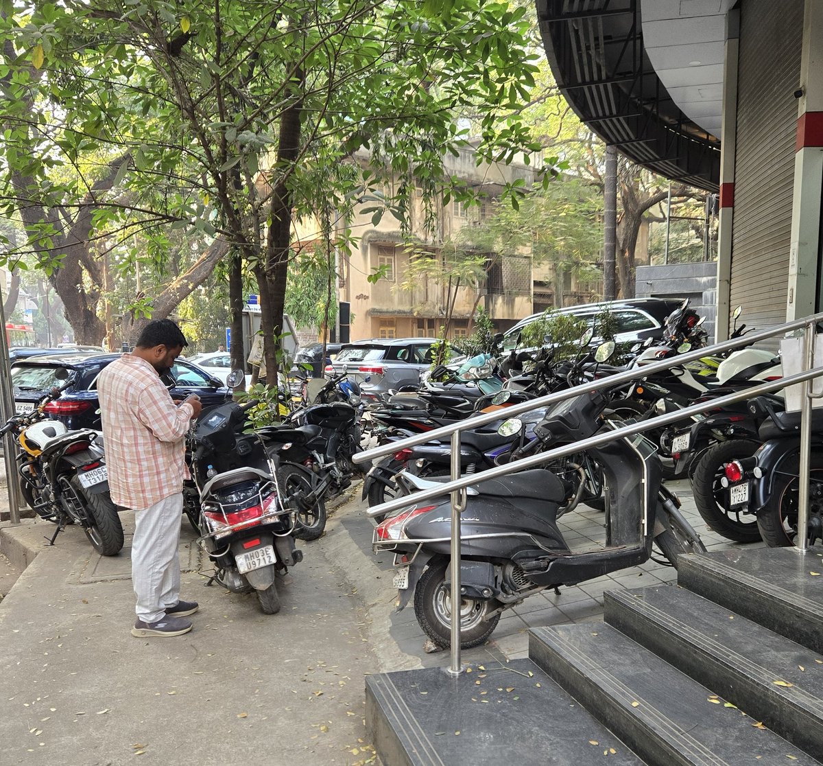 scmurjani's tweet photo. Foothpath Blocked 🚫 Completely, Multiple Request Made To @HDFC_Bank, 15th Road, Khar-West Branch. 
No Response, No Remorse Or Shame. They Take Pride In Saying That They Will Take Care Of The Traffic Police.
Why Are The Authorities Napping ?
@MTPHereToHelp @MumbaiRTO @mybmc https://t.co/g4Lhhj5A3e