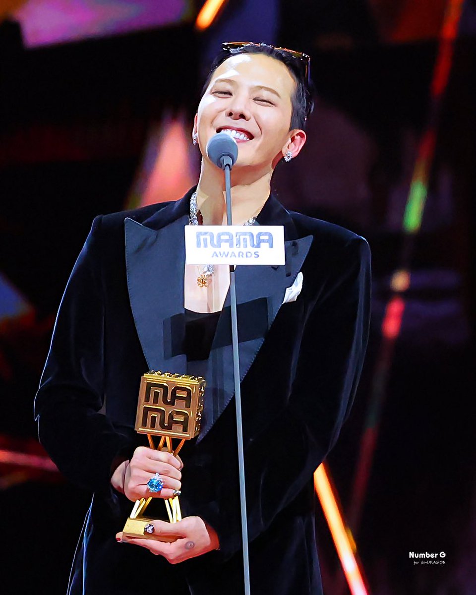 Number_GGG's tweet photo. 상 받으면 
이렇게 좋아하고
이렇게 이쁘게 웃는 사람 🥰 🏆
@xxxibgdrgn 

251129 2025 MAMA AWARDS
#GDRAGON #지드래곤 #권지용 #GD #ジヨン #權志龍 #지디 #übermensch #위버맨쉬 #2025MAMA https://t.co/gikv0W4MOl