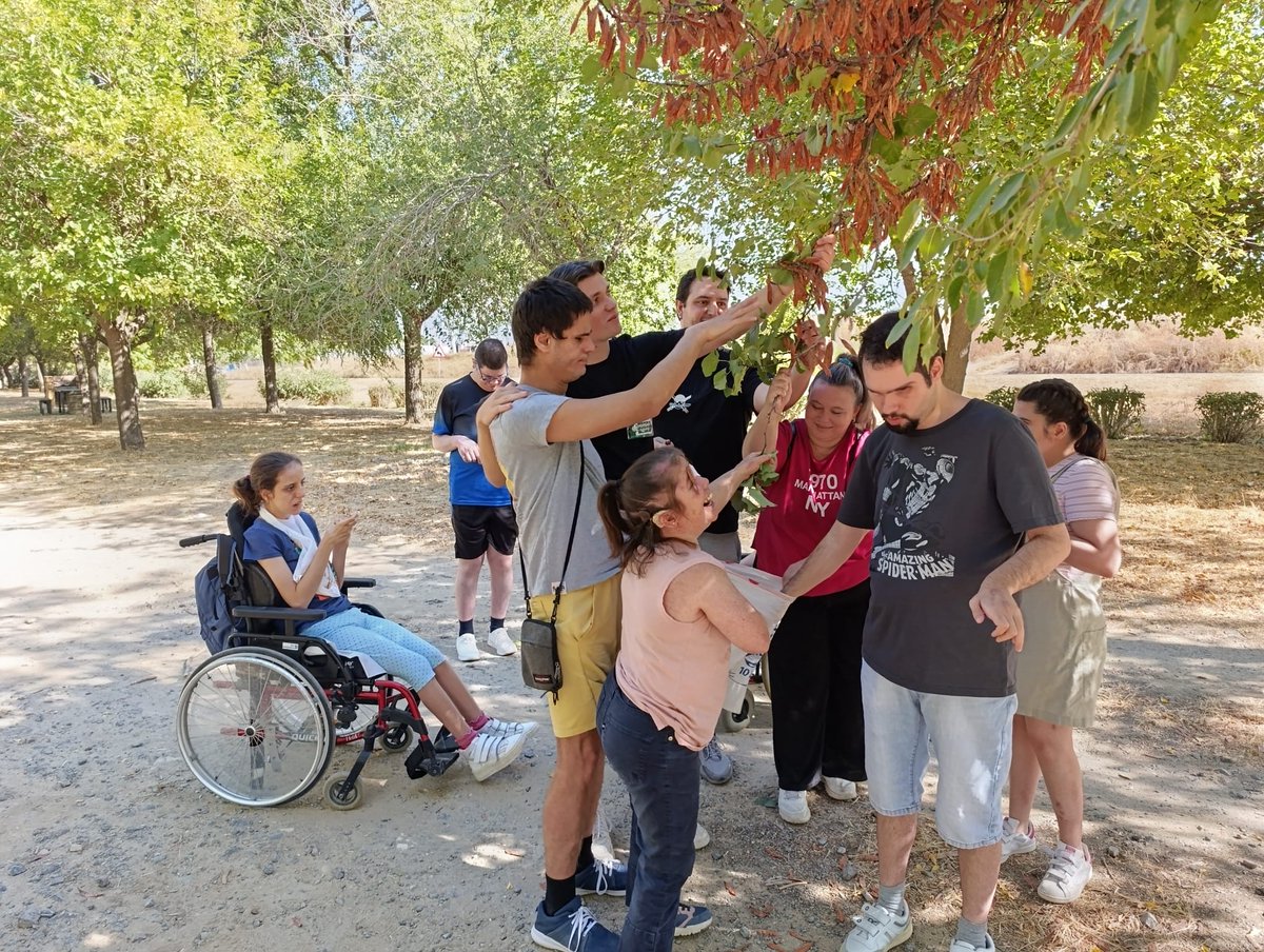 💙 03/12/25 · Día de la #discapacidad 

La #sordoceguera no define a las personas, pero nos enseña algo valioso: que la conexión humana va más allá de la vista y del oído. Se construye con paciencia, con presencia, con respeto… y con un corazón que sabe escuchar de otras formas.