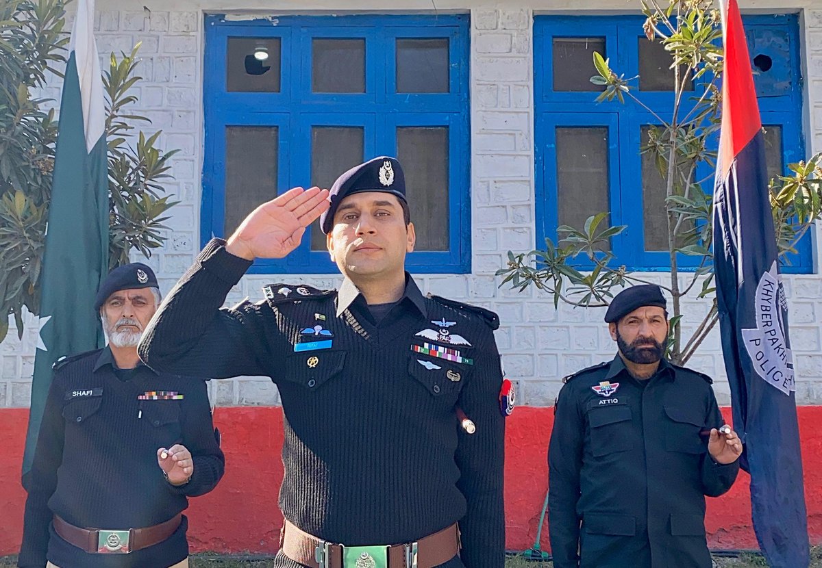 ChitralPolice's tweet photo. ڈی پی او لوئر چترال رفعت اللہ خان (PSP) نے آج باقاعدہ طور پر اپنے عہدے کا چارج سنبھال لیا۔ پولیس لائن پہنچنے پر افسران نے ان کا پُرتپاک استقبال کیا،چاق و چوبند دستے نے سلامی پیش کی اور یادگار شہداء پر پھول چڑھائے۔ https://t.co/xwjlWrl7Ye