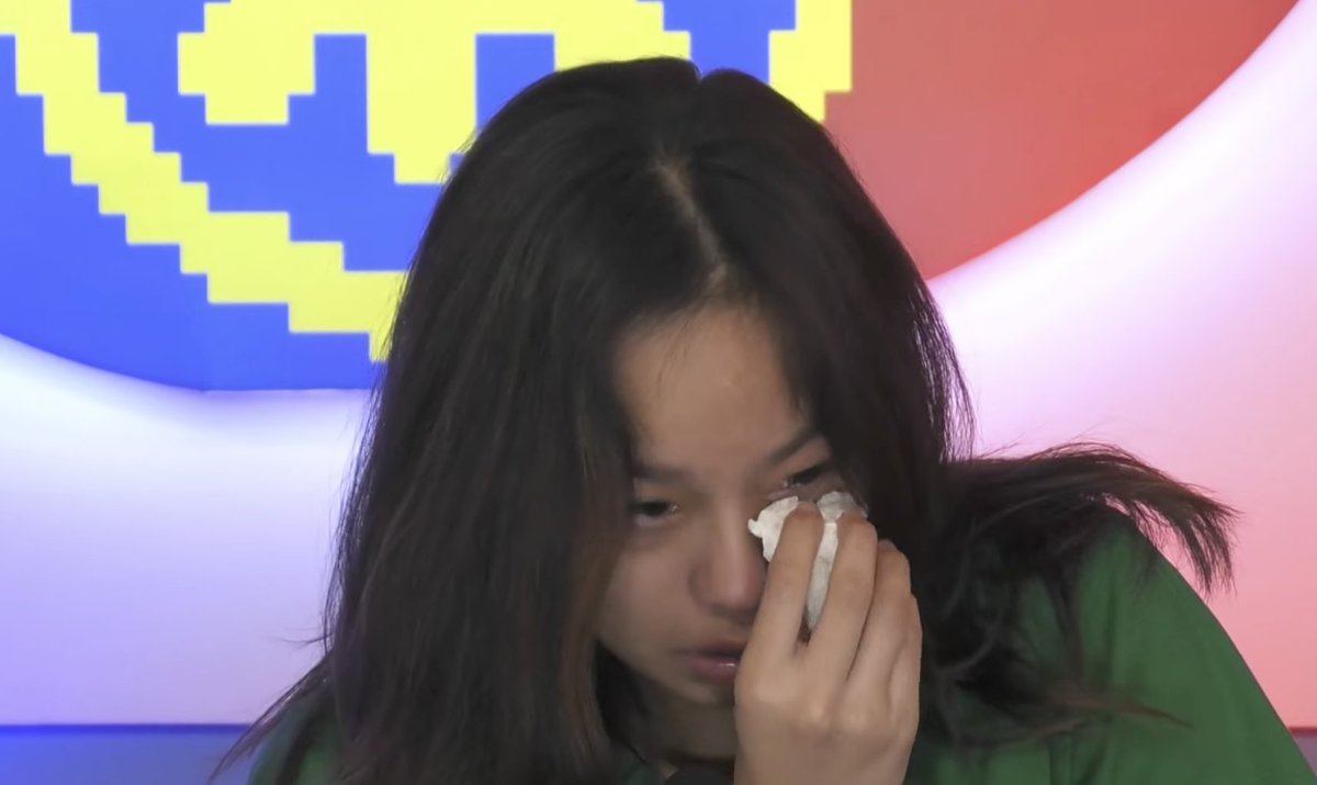 Emosyonal din si Lella sa pag-disappoint niya kay Kuya at sa pamilya niya. Kaya be more mindful na ah, Lella. Learn from your mistakes. 

#PBBCollab20Leksyon