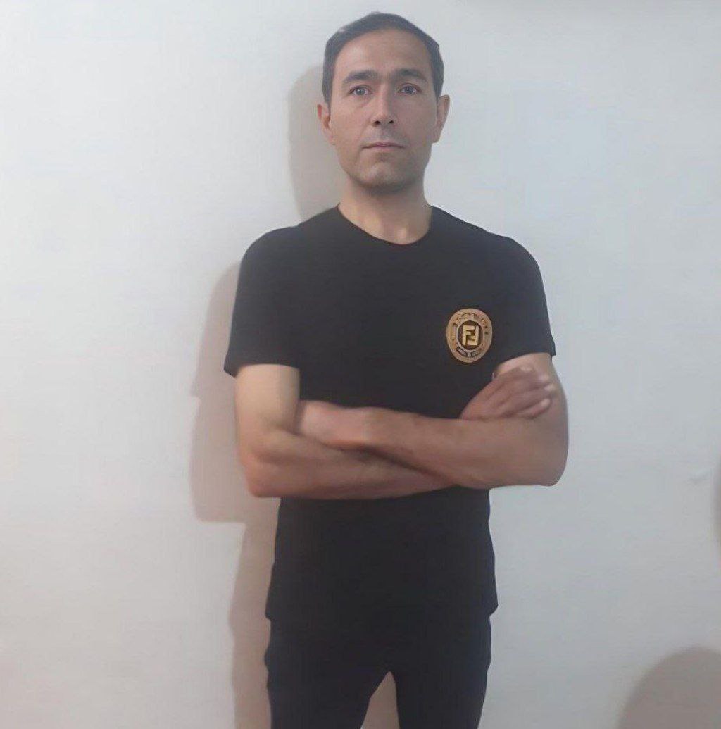 12 Azər 1404-də Güney Azərbaycanlı fəal Hüseyn Əmani Nadarlı Şəbistərdə iş yerində təhlükəsizlik qüvvələri tərəfindən həbs edilib. Qardaşı məlumatı Instagram-da açıqlayıb, həbslə bağlı səbəb bilinmir.