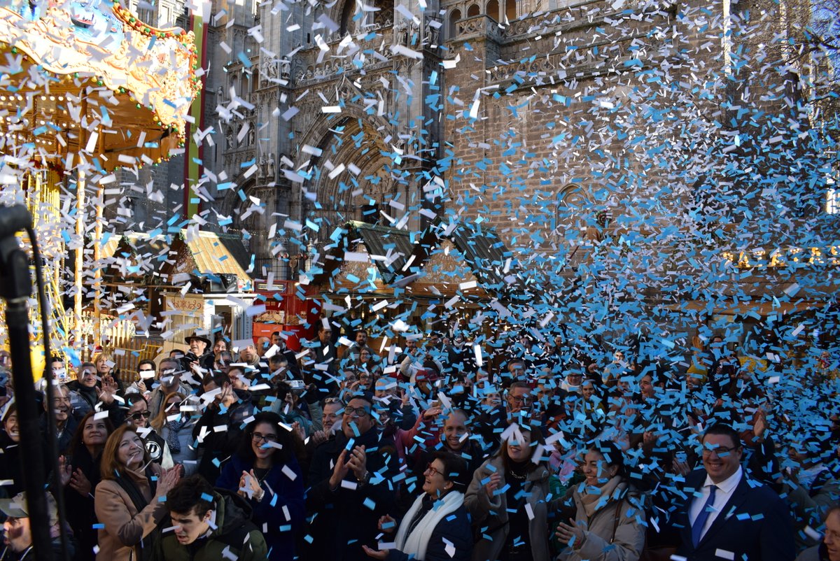 Esta mañana, con motivo de la celebración del Día Internacional de las Personas con Discapacidad, APANAS ha organizado un acto en la plaza del Ayuntamiento de Toledo para dar visibilidad a las personas con discapacidad intelectual y del desarrollo.